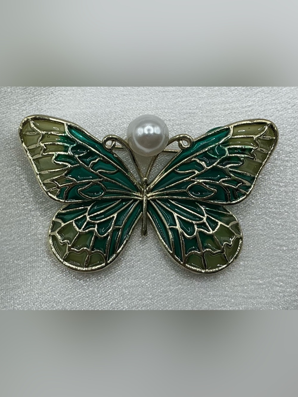 GOLD TONE GREEN STAINED GLASS STYLE FAUX PEARL BROOCH NWOT